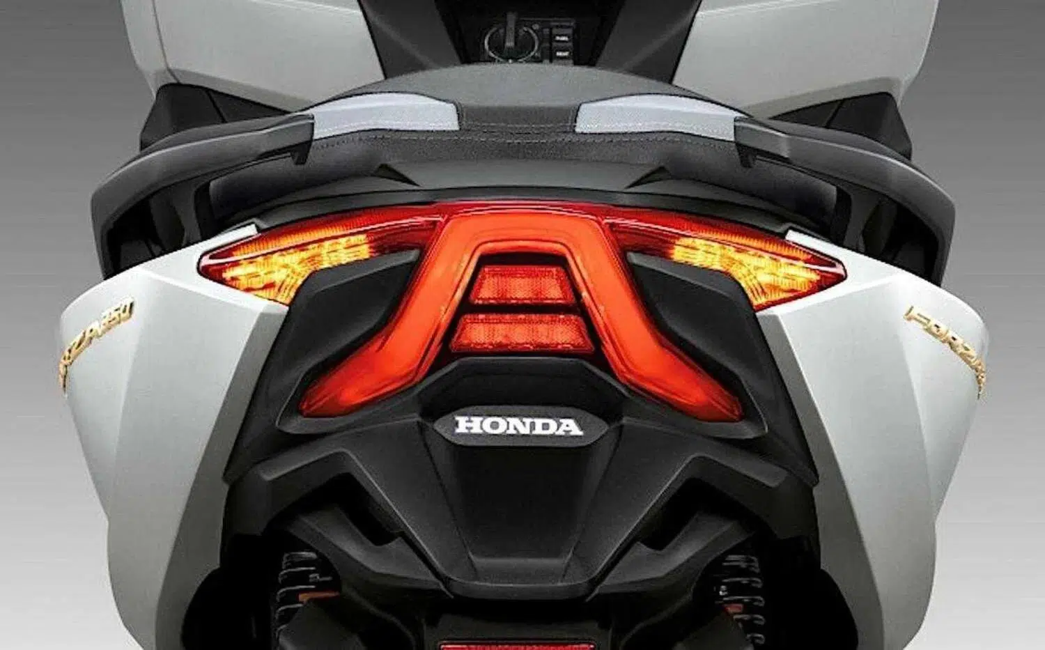 traseira-honda-forza-350-2023 Honda Forza 350 2023 – Uma Scooter Premium de respeito!