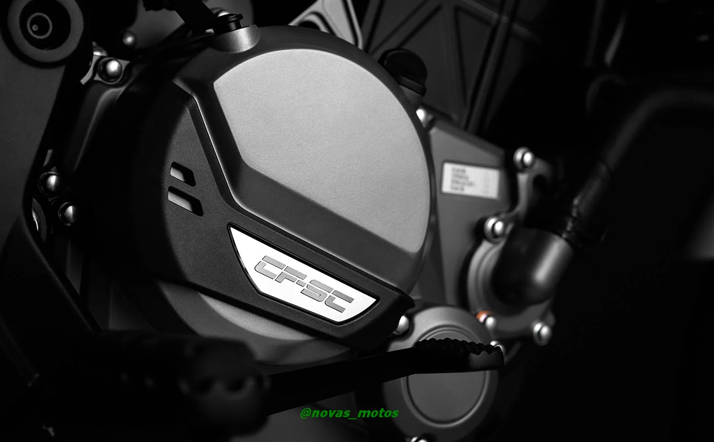 motor-cfmoto-300cl-x Descubra a emoção de pilotar a CFMoto 300CL-X Heritage: uma moto divertida e descomplicada!