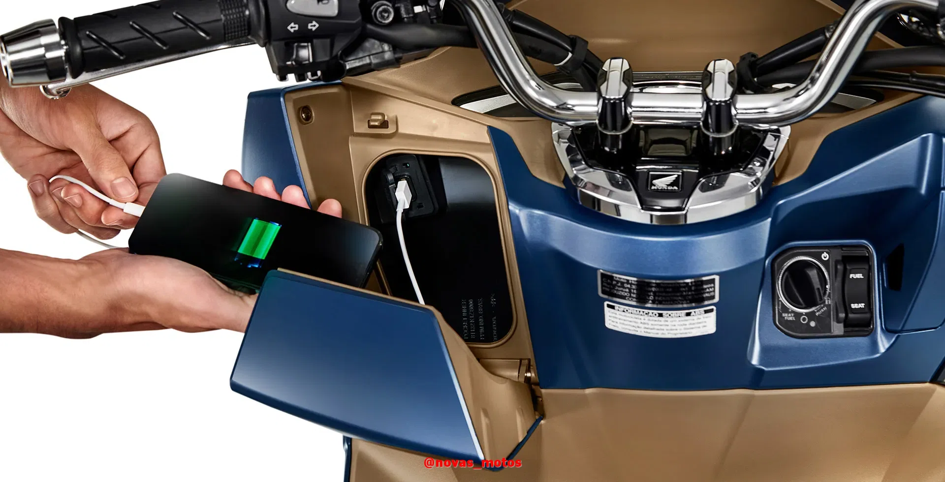carregador-de-celular-honda-pcx Honda PCX 150 2024 - Confira qual cor é mais bonita!