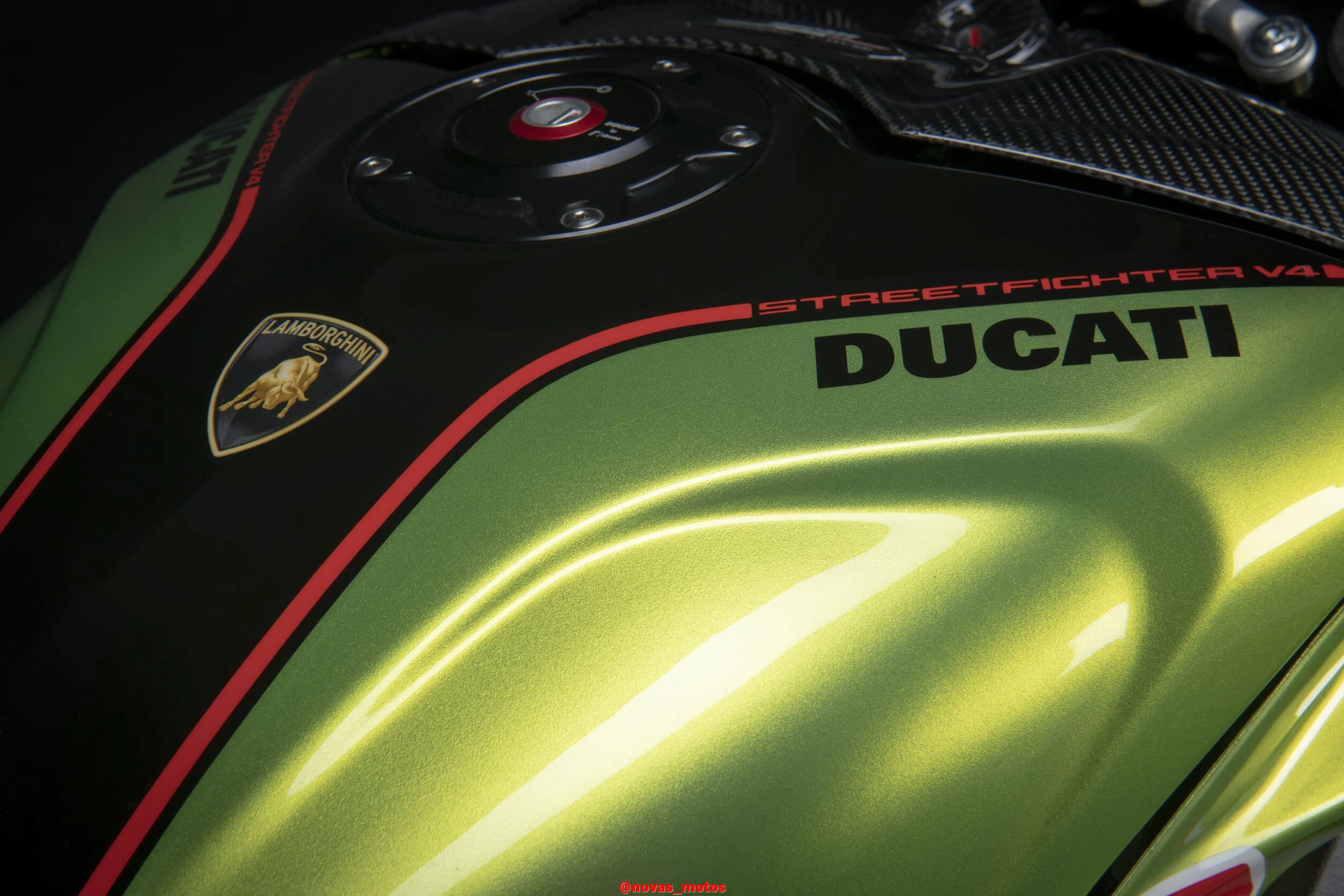 tanque-Ducati-Streetfighter-V4-Lamborghini-novas-motos Ducati lança edição exclusiva da moto Streetfighter V4 inspirada na Lamborghini